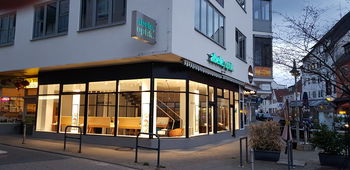 Das Bild zeigt den Eingang unserer Filiale in Langen.